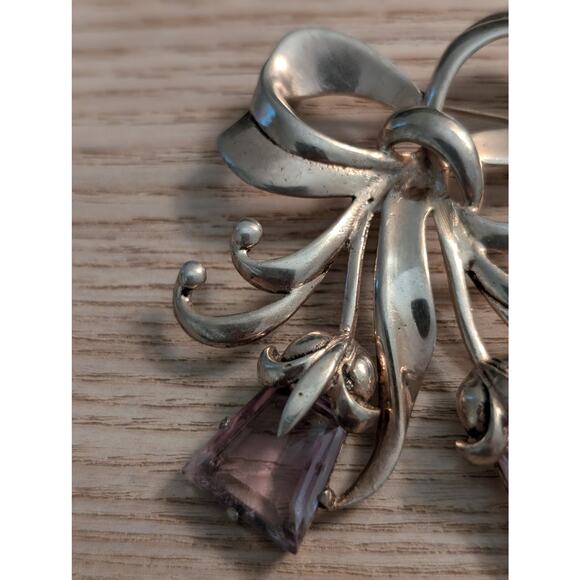 Vintage 40's Hollywood Regency Sterling Amethyst Glass Flower Ribbon Brooch - Picture 3 of 7